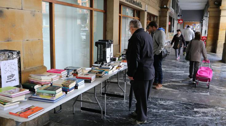 Hainbat literatur eta musika zale berreskuratutako liburuen eta diskoen azokan