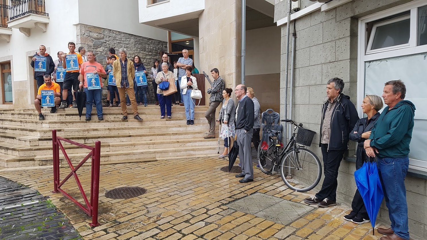 Kataluniako herriari babesa adierazteko elkarretaratzea egin da