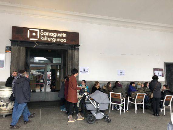 Berri Txarraken Azpeitiko kontzerturako sarrerak eskuratzeko ilaran da hainbat herritar