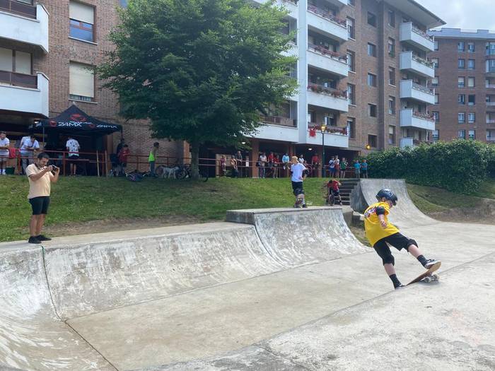 Sanjuandegiko skate parkeari agurra eman diote hainbat herritarrek