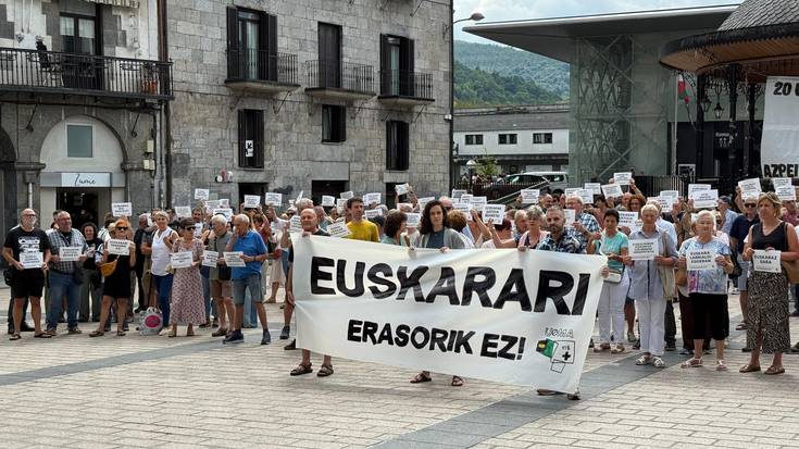 Euskararen erasoen aurka elkarretaratu da ehunka herritar plazan
