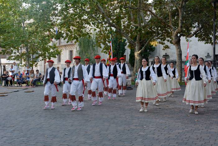 Dantza tradizionalak eskainiko ditu Sahatsa dantza taldeak igandean, Azkoitiko plazan