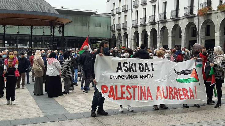 Palestinar herriarentzat askatasuna eta bakea aldarrikatu dituzte plazan ehunka herritarrek