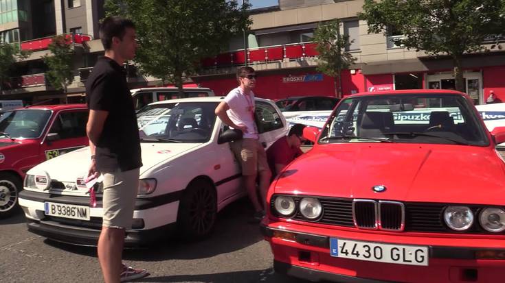 Auto klasikoen XVIII. Azpeitia Hiria Rallya egiten ari dira Maykel del Cid zenaren omenez