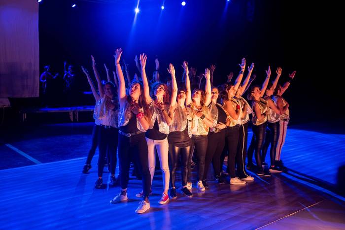 80ko hamarkadako dantza emanaldian zumaiarrak parte hartzera gonbidatu ditu Astinduk