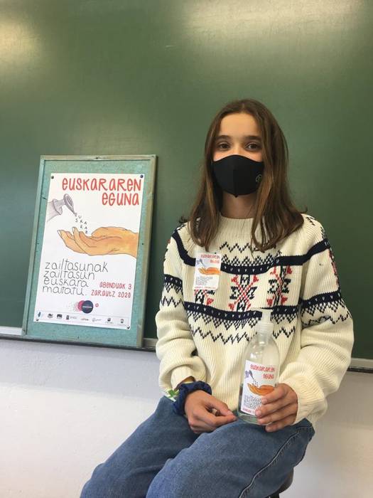 Lorea Perez izan da garaile Euskararen Eguneko pegatina lehiaketan