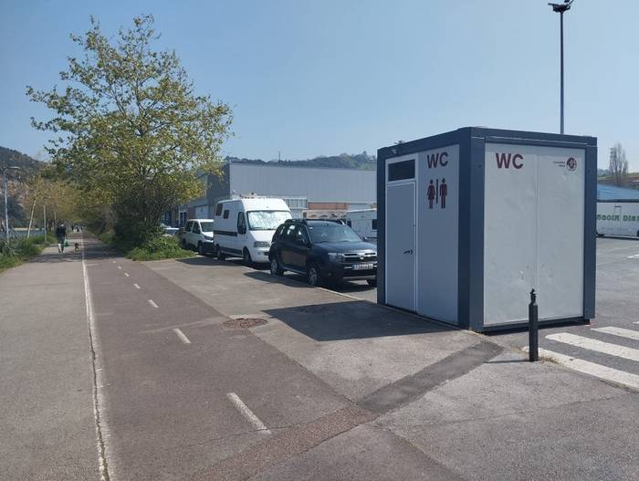 Erabilgarri dago Trenbide pasealekuko komun publikoa