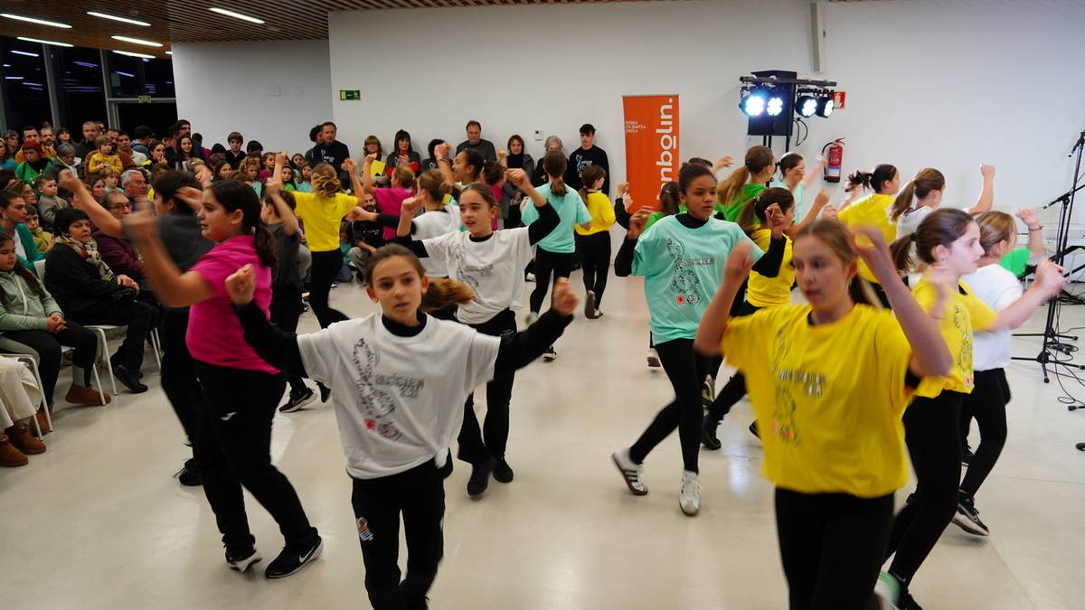 Danbolin Musika eta Dantza Eskolakoek emanaldi beroa eskaini dute Arraunetxen hotzari aurre eginez
