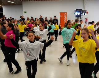 Danbolin Musika eta Dantza Eskolakoek emanaldi beroa eskaini dute Arraunetxen hotzari aurre eginez