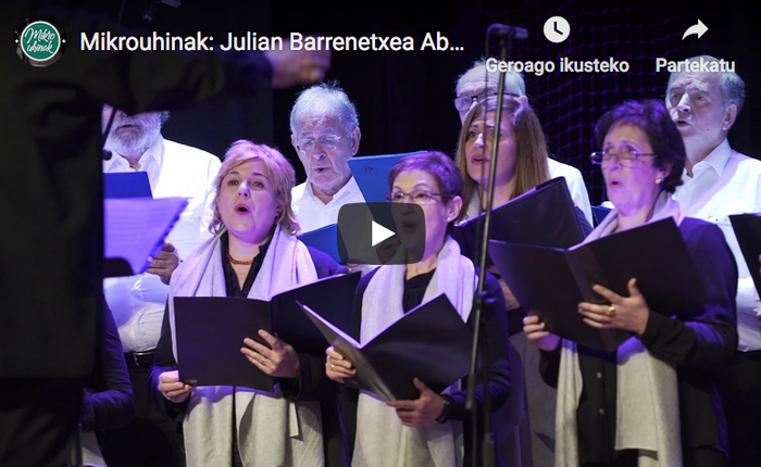 Azpeitiko Julian Barrenetxea abesbatzaren eta Azketa ahots taldearen kontzertua, 'Mikrouhinak' sortaren bideo berrian