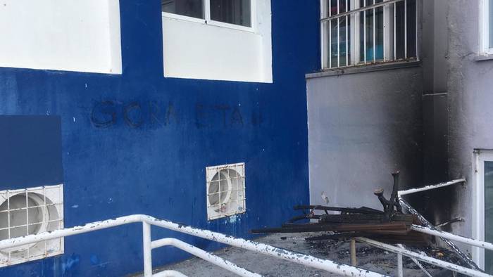 Zarauzko Ikastolako patioan sua egin eta kalteak eragin dituzte