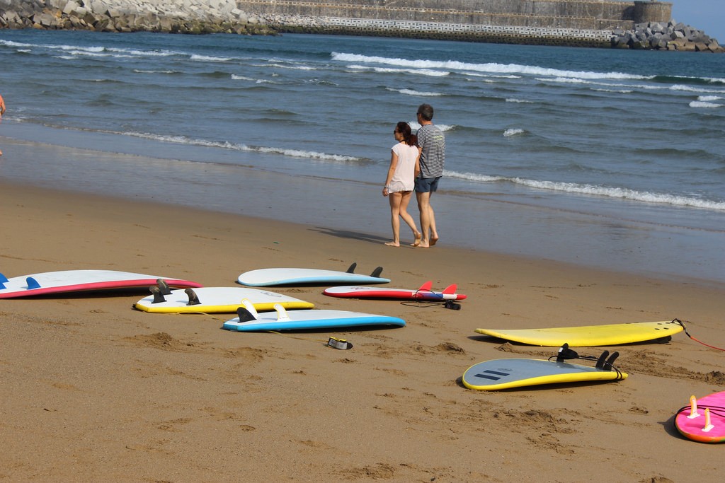 Asturiasko, Galiziako eta Kantabriako surflari gazteek Orion hartuko dute ostatu asteburuan