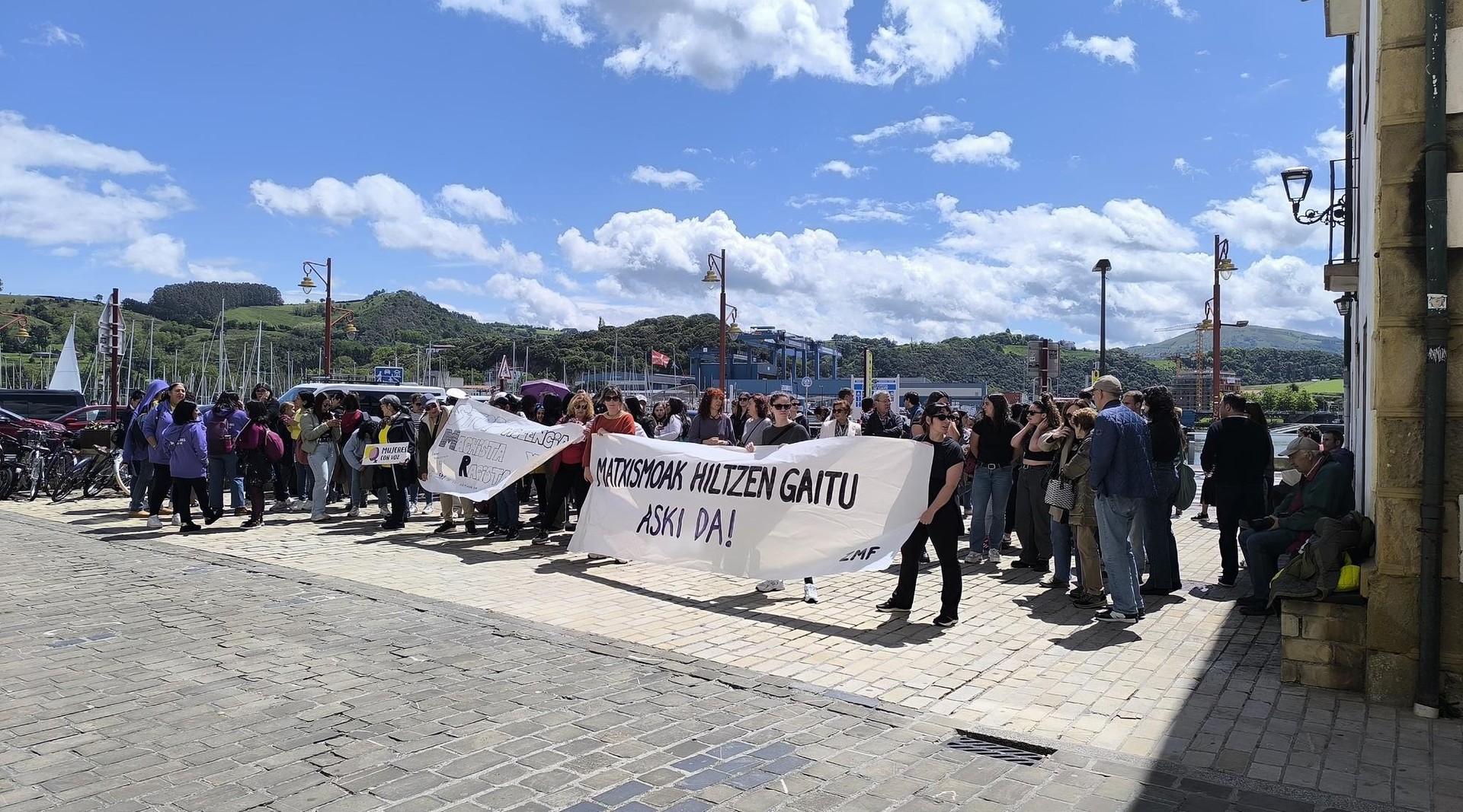 Azken hilketa matxista salatzera atera dira dozenaka herritar