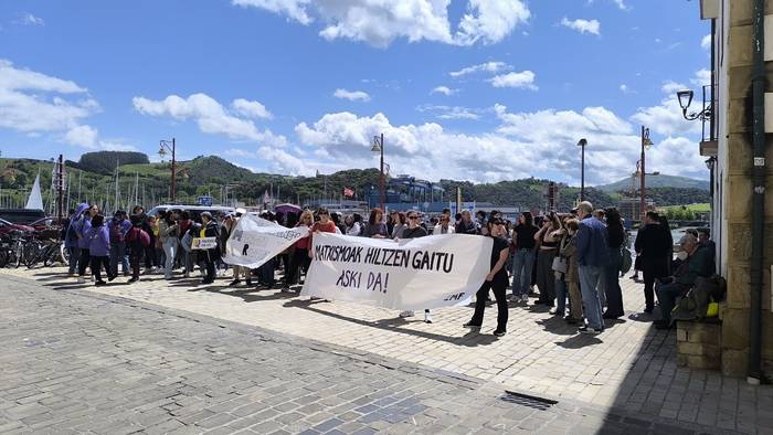 Azken hilketa matxista salatzera atera dira dozenaka herritar