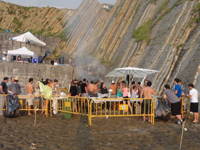 Herriko surflarien festa izango da larunbatean Itzurun hondartzan