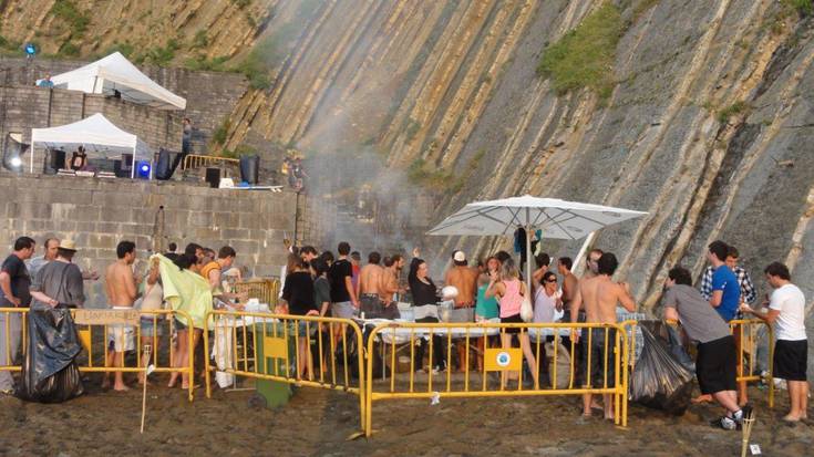 Herriko surflarien festa izango da larunbatean Itzurun hondartzan