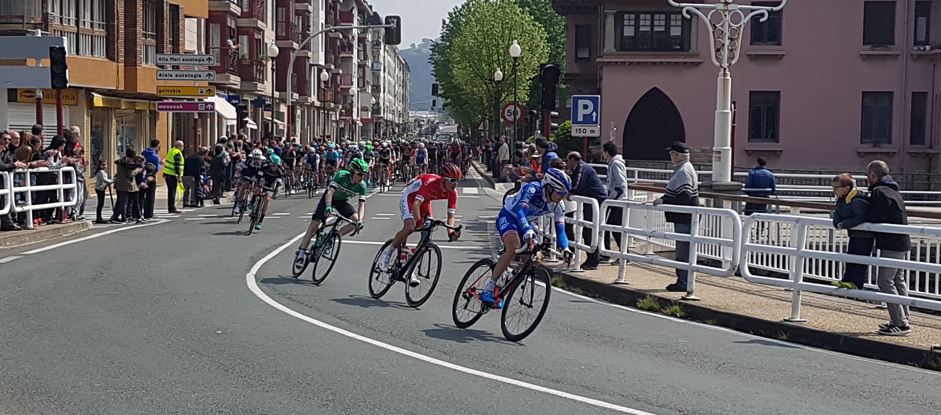Abaila batean pasa da Itzulia Zumaiatik
