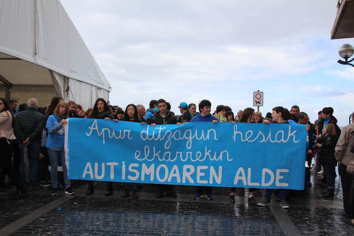 Ehunka lagunek parte hartu dute 'Urdinduz 2017' ibilaldi solidarioan