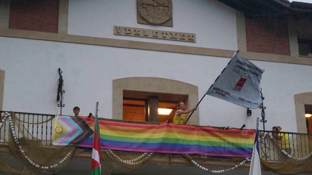 Eta festen erdian... arraun denboraldiko lehen banderari harrera