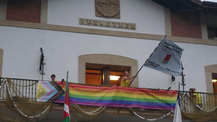 Eta festen erdian... arraun denboraldiko lehen banderari harrera