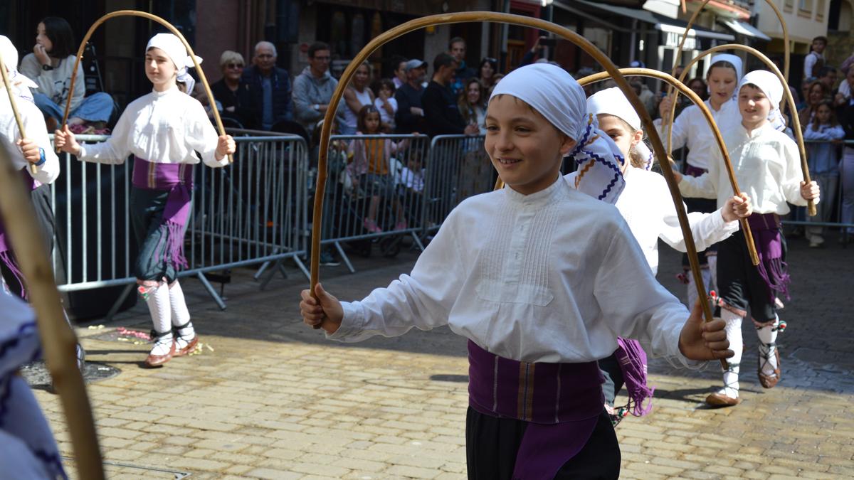 Jalgiko gaztetxoak, txistulariaren erritmoan dantzan