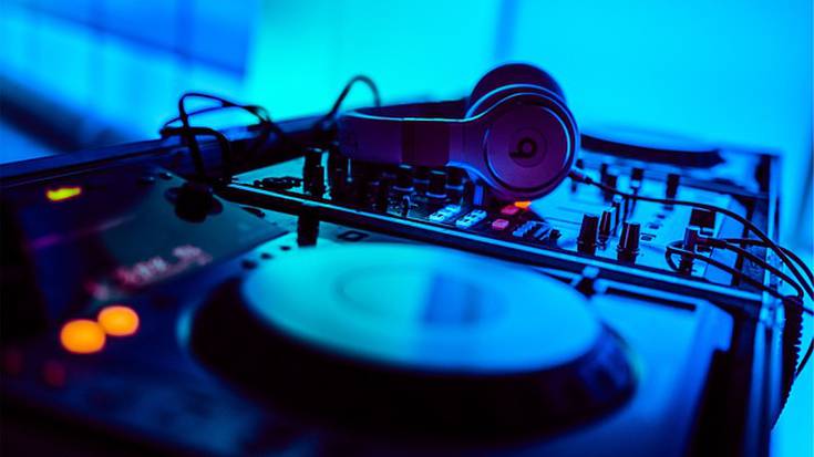 Borja Smoking-en doinu eskarmentudunak eta etxeko DJ gazteak, larunbatean skate parkean