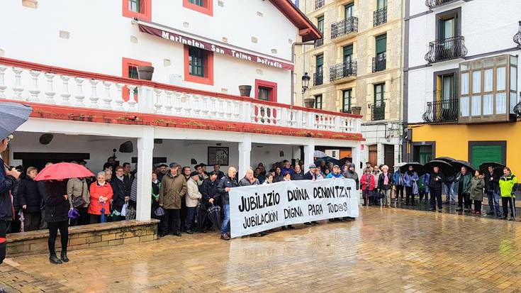 Estalapearen babesean elkarretaratu dira gaur pentsiodunak