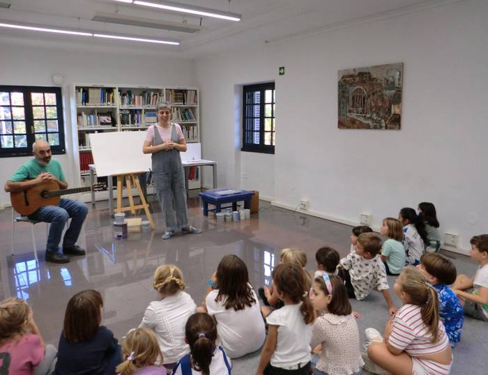 'Kolorez kolore' ipuin musikatuaz gozatu dute umeek liburutegian