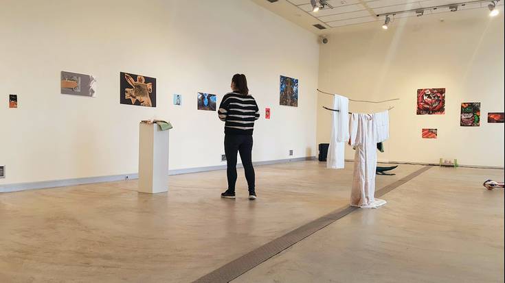 Hiru artistaren lanak ikus daitezke egunotan Alondegiko aretoan