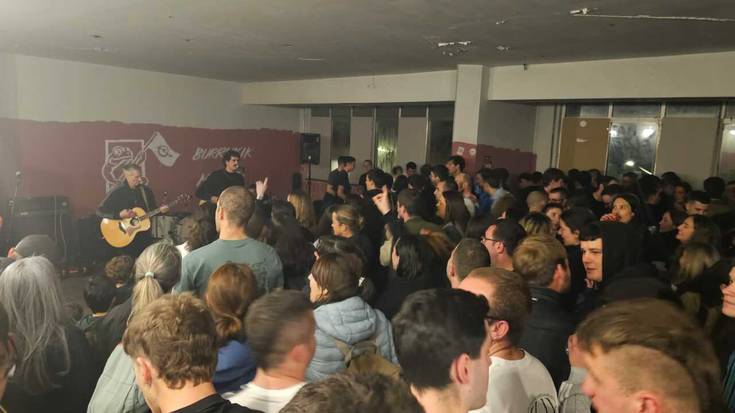 Gaztetxea jendez lepo, Bulego, Istilu eta Jipoituak taldeen kontzertuekin