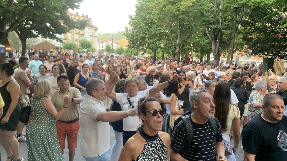 Plaza dantzan jarri du Puro Relajo taldeak, sanpedroen amaieran
