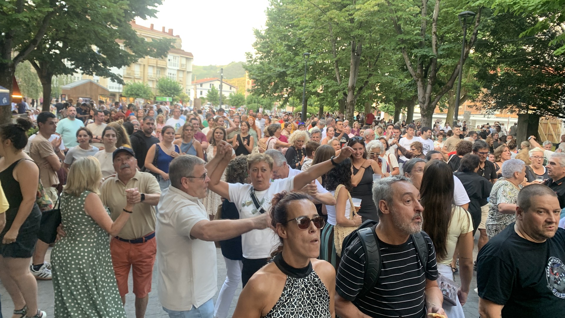 Plaza dantzan jarri du Puro Relajo taldeak, sanpedroen amaieran