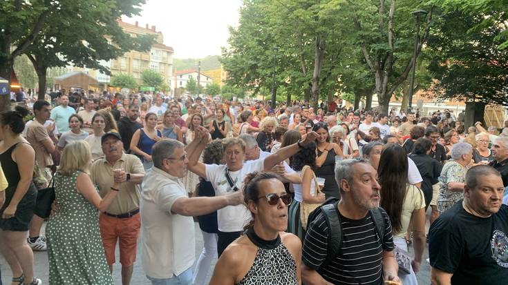 Plaza dantzan jarri du Puro Relajo taldeak, sanpedroen amaieran