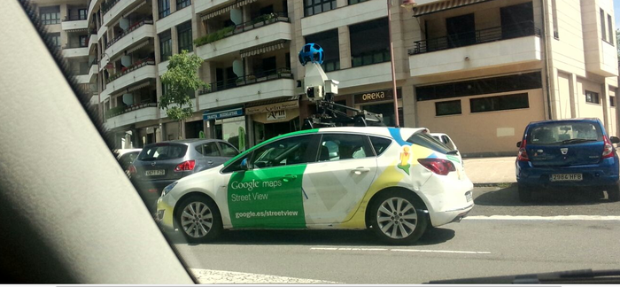 Google Maps-eko autoa herriko kaleetan dabil