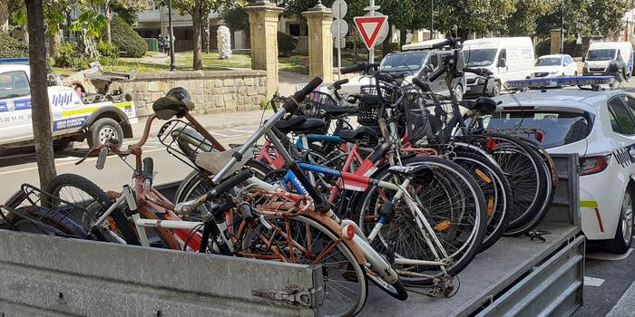 Kaletik jasotako bizikletak erreklamatzeko aukera dago Udaltzaingoaren bulegoan