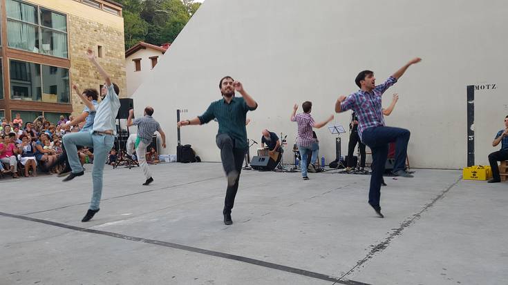 [BIDEOA] Euskal dantzak, parranda eta Raphael