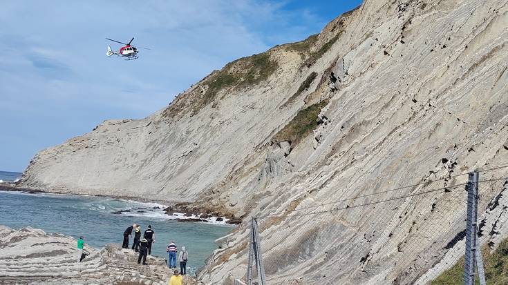 Labarretan harrapatutako pertsona bat atera dute helikopteroz