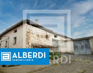 Alberdi Inmobiliaria: eraberritzeko dagoen baserria Martirieta auzoan