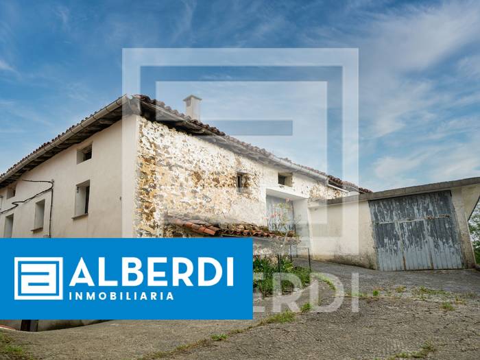 Alberdi Inmobiliaria: eraberritzeko dagoen baserria Martirieta auzoan