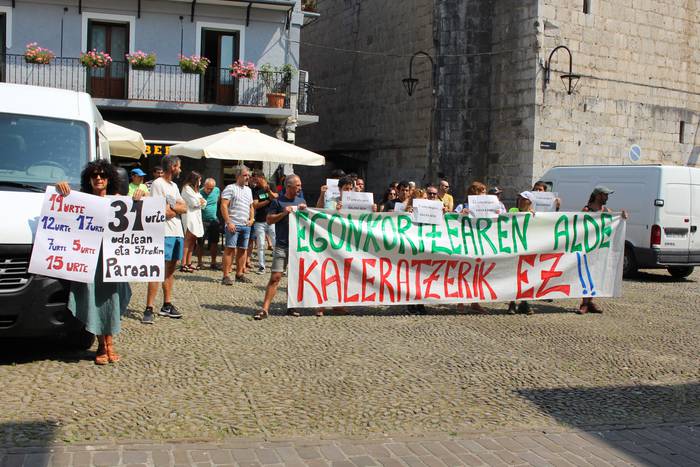 Greban dauden Zestoako Udaleko behin-behineko langileek "oparirik ez" dutela eskatzen diote