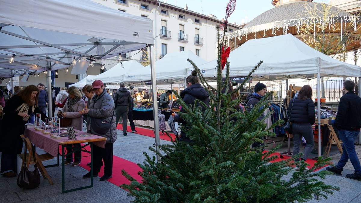 Saltokien eta artisauen eskaintzak erakarri ditu herritarrak Gabonetako azokara