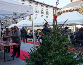 Saltokien eta artisauen eskaintzak erakarri ditu herritarrak Gabonetako azokara