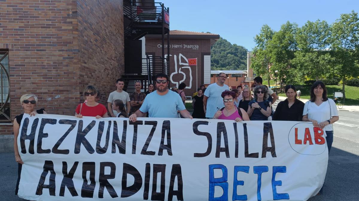 Hezkuntza Sailari lan akordioa betetzeko eskatu diote ikastolako langileek