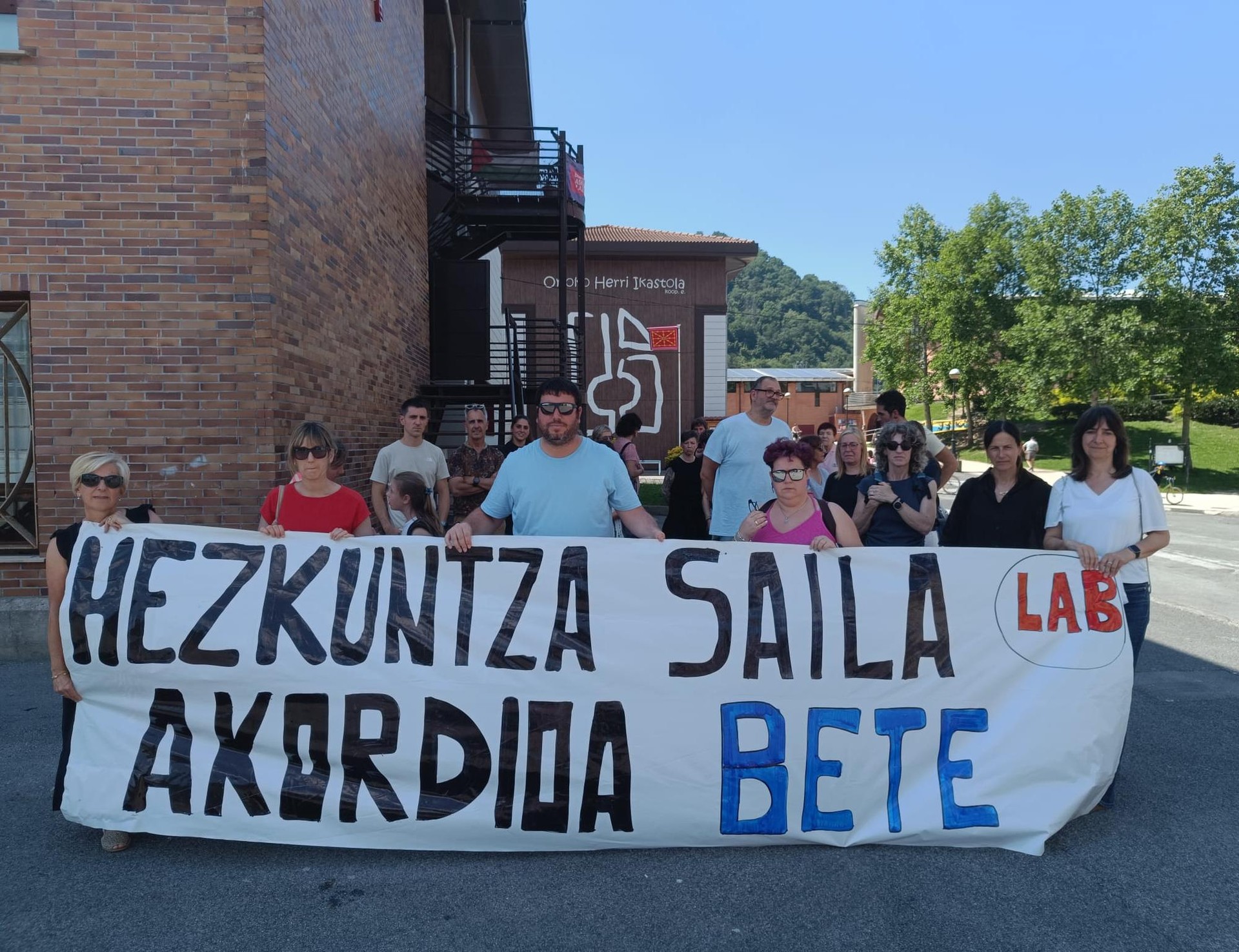 Hezkuntza Sailari lan akordioa betetzeko eskatu diote ikastolako langileek