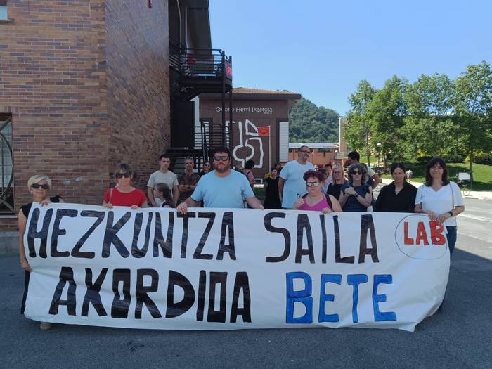 Hezkuntza Sailari lan akordioa betetzeko eskatu diote ikastolako langileek