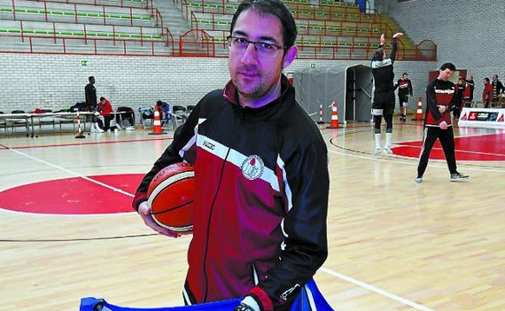 Lolo Encinasek ez du jarraituko Juaristi ISB taldea entrenatzen