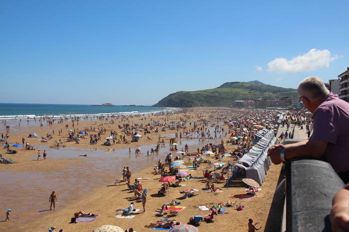 Gloria Vazquez: "Zarauzko Udalak hondartzako ingurumena zaintzen dihardu, EMAS agiriaren bitartez"