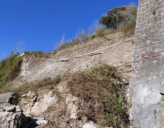 Errepide ondoko horma konpontzen hasi dira Arroabea eta Itziar artean