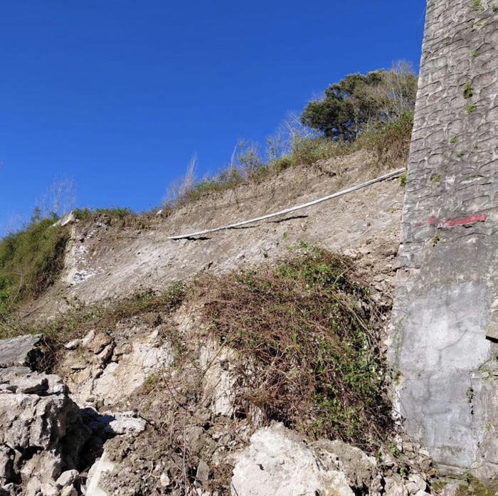 Errepide ondoko horma konpontzen hasi dira Arroabea eta Itziar artean