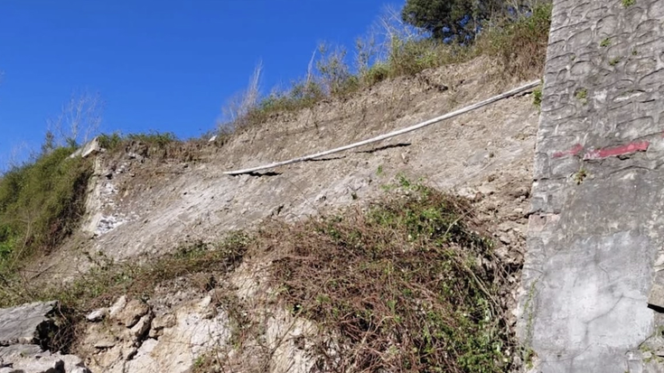 Errepide ondoko horma konpontzen hasi dira Arroabea eta Itziar artean